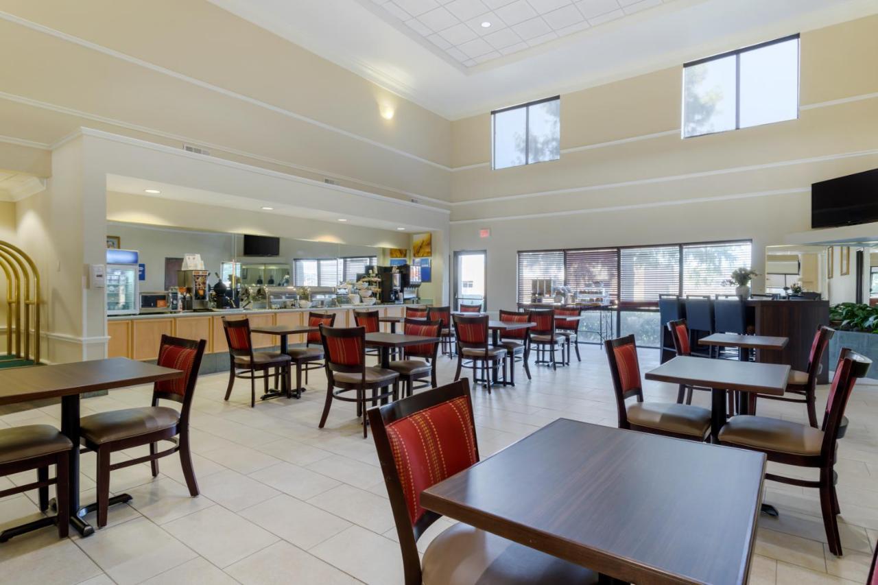 Comfort Suites Ла Порт Екстериор снимка