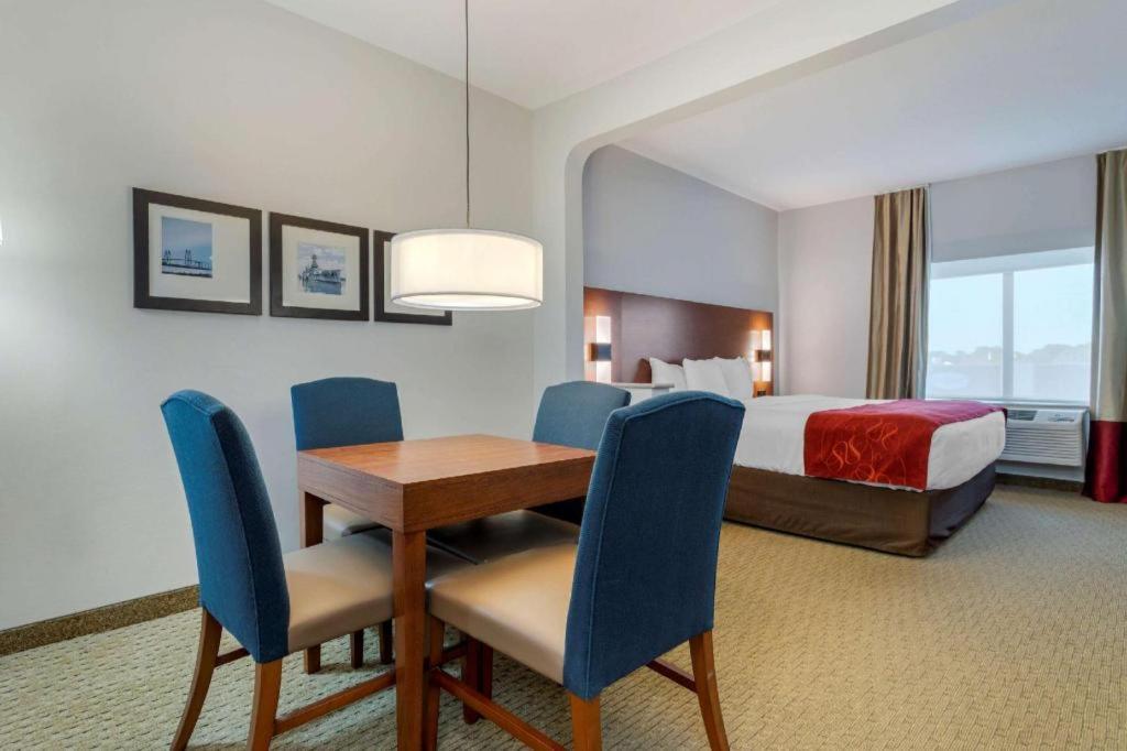 Comfort Suites Ла Порт Екстериор снимка