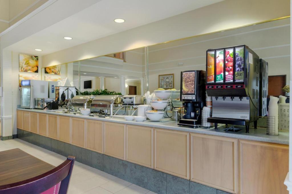 Comfort Suites Ла Порт Екстериор снимка